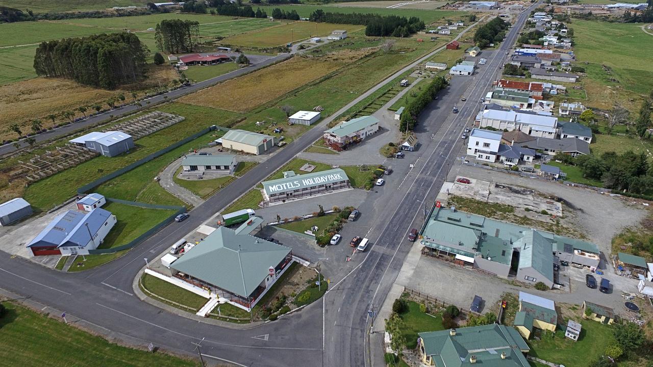 Отель Tui Base Camp Tuatapere Экстерьер фото