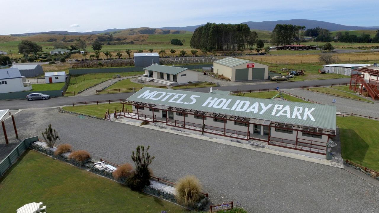 Отель Tui Base Camp Tuatapere Экстерьер фото