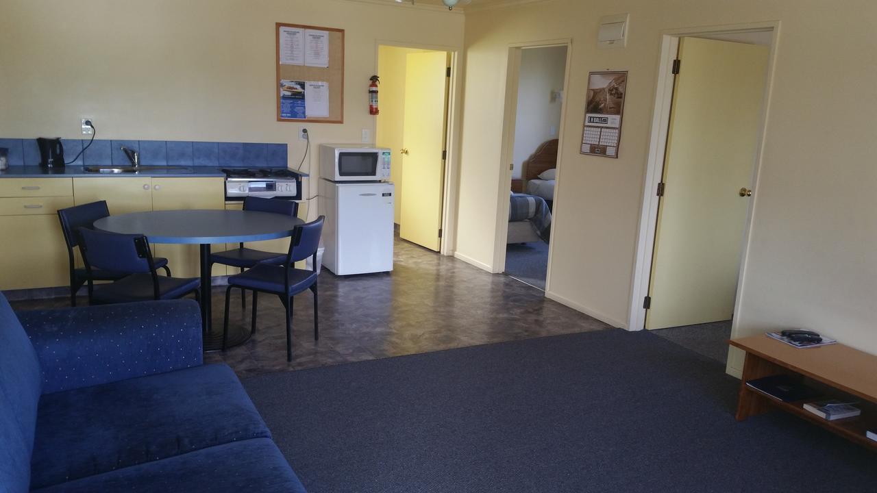 Отель Tui Base Camp Tuatapere Экстерьер фото